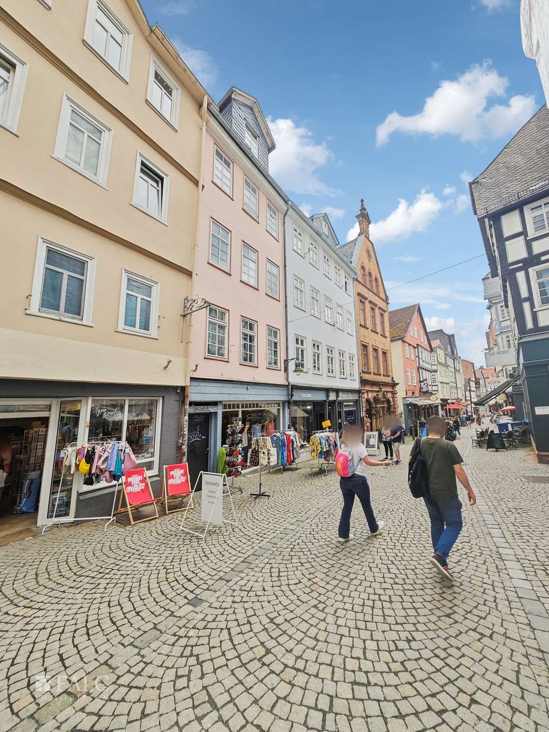 Hausansicht mit Fußgängerzone